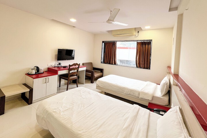 Room 13 of 33
