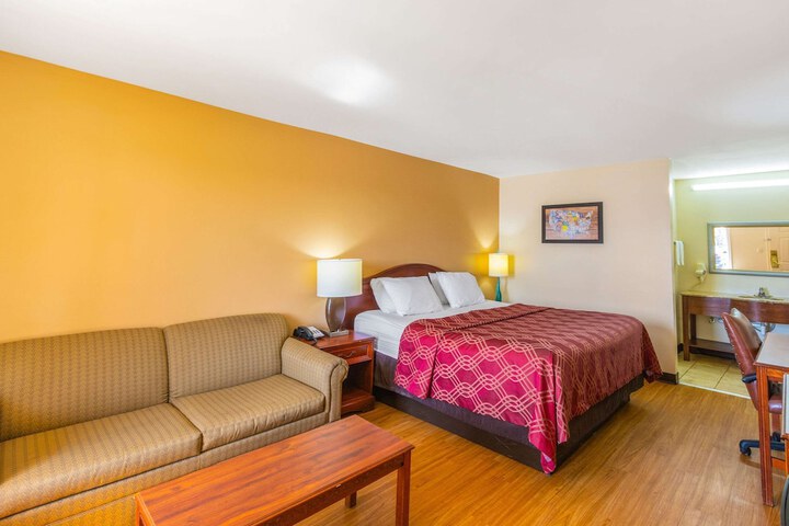 1 King Bed (3 of 9)