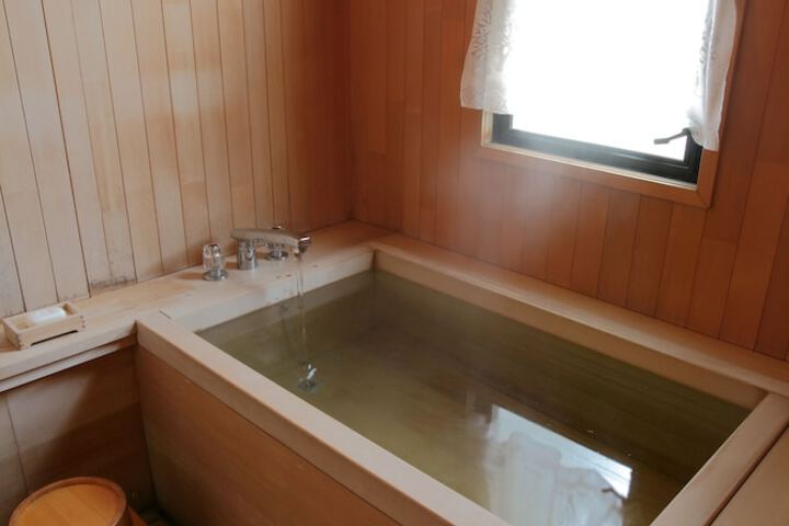 Deep soaking bathtub