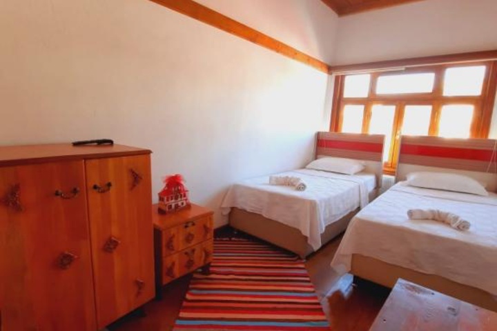 Room 4 of 16