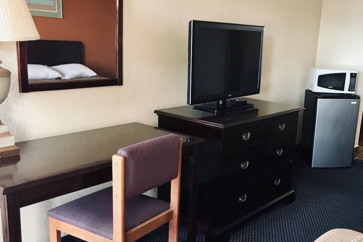 1 Queen Bed (4 of 19)
