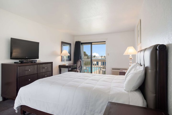 1 Queen Bed (8 of 11)