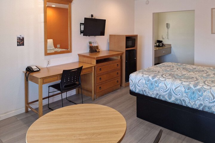 1 Queen Bed (1 of 10)