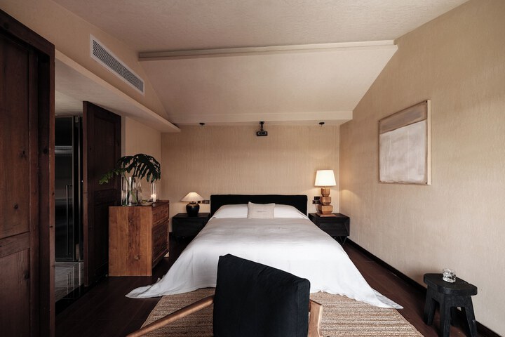 Room 5 of 12