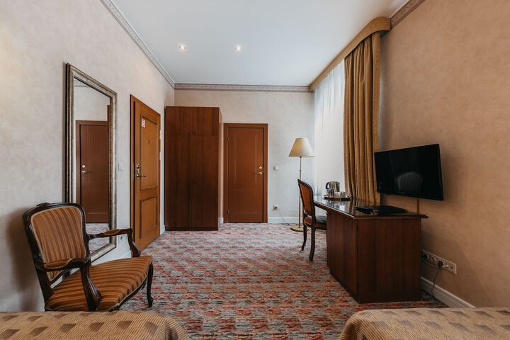 Room 44 of 122