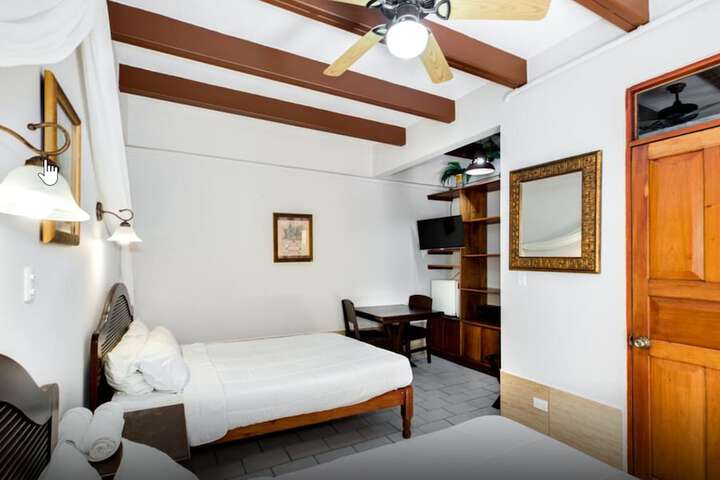 Room 6 of 12