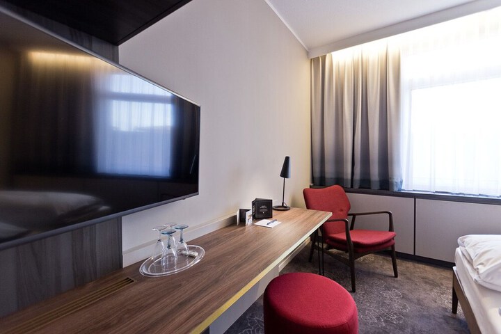 Room 8 of 37