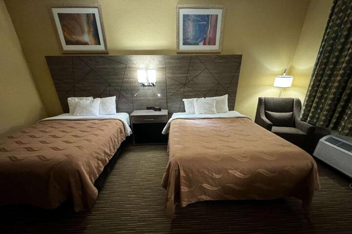 2 Queen Beds (10 of 18)