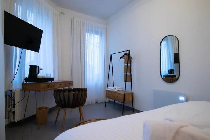 Room 8 of 33