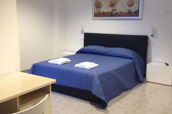 Room 10 of 32