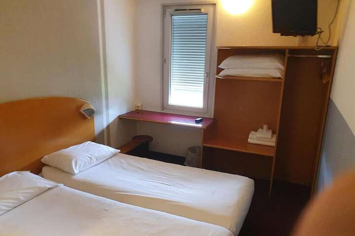 Room 17 of 32