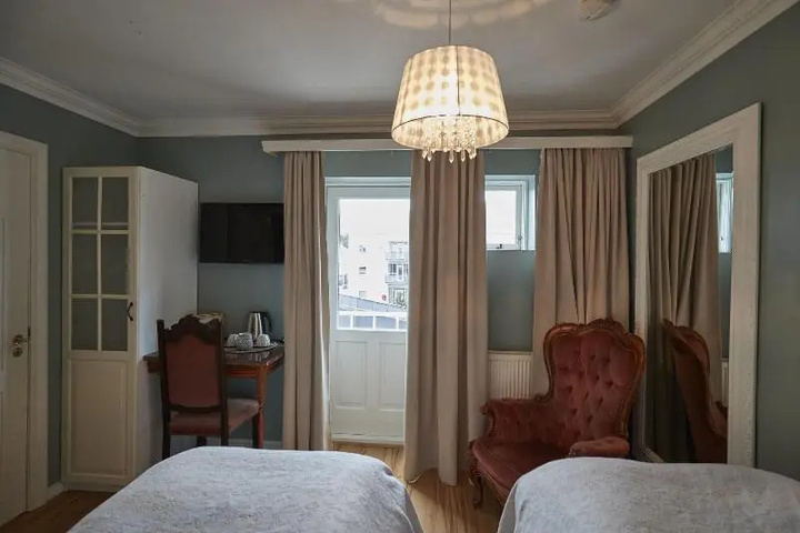 Room 4 of 13