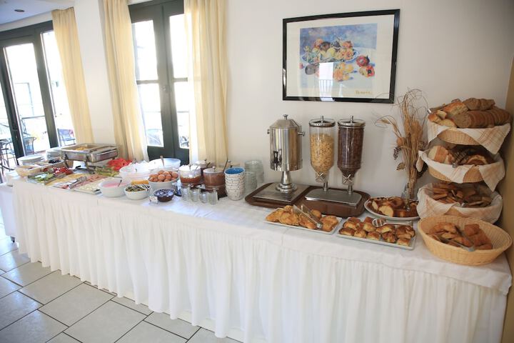 Breakfast/Coffee Service 30 of 44