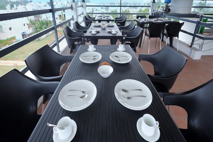 Dining 14 of 18