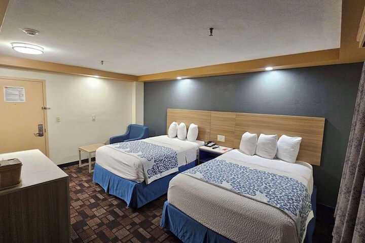 2 Double Beds (13 of 14)