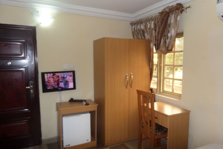 Room 8 of 14