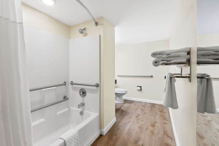 1 King Bed Microwave and Refrigerator WiFi Full Breakfast (4 of 9)