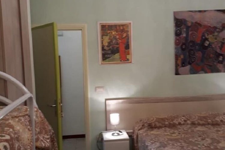 Room 9 of 25