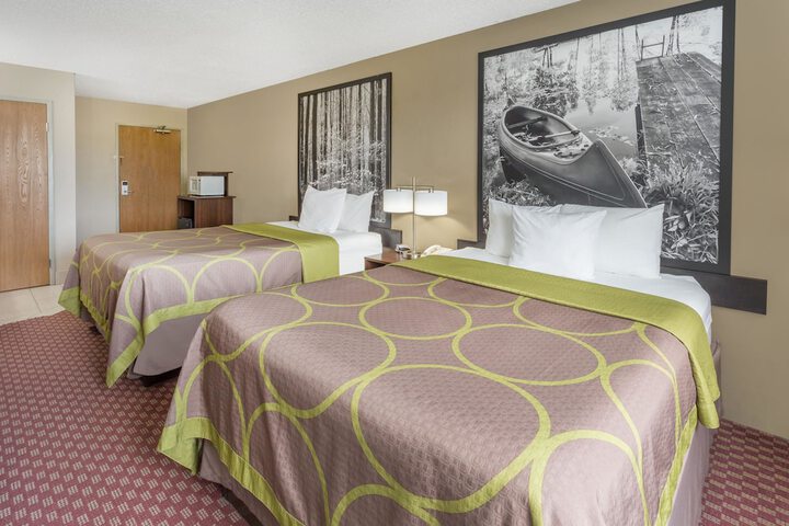 1 Queen Bed (3 of 12)