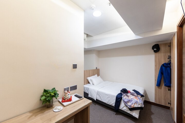 Room 18 of 28