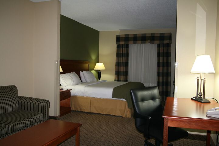 1 King Bed (5 of 14)