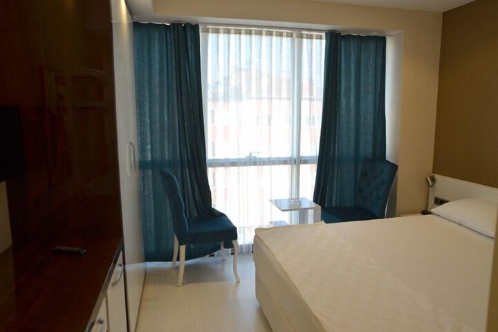 Room 6 of 14