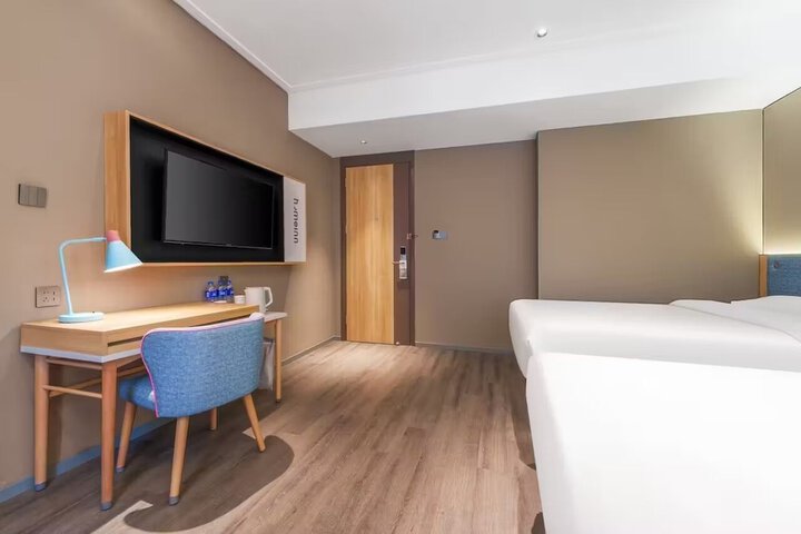 Room 14 of 32
