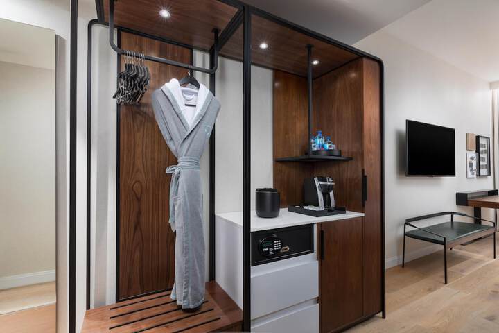 Room 28 of 90