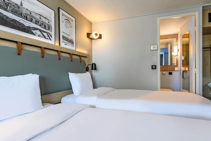 Room 10 of 50