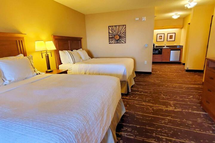 2 Queen Beds Lakefrt Balcny Microfridge Wetbar Shower Full Breakfast (23 of 30)