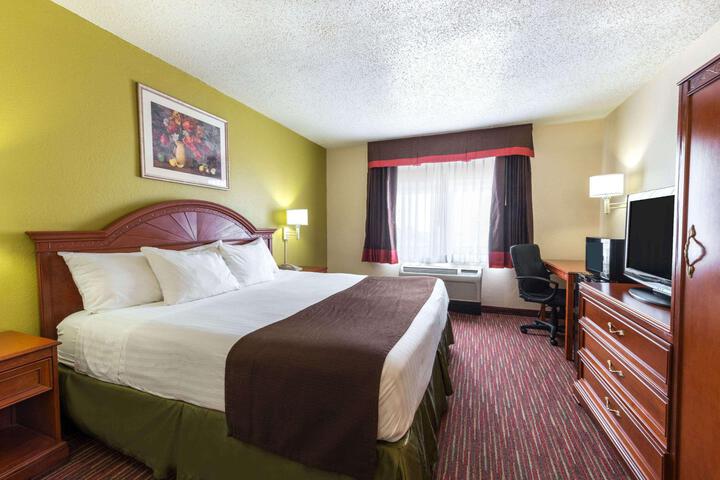 1 King Bed Accessible (8 of 18)