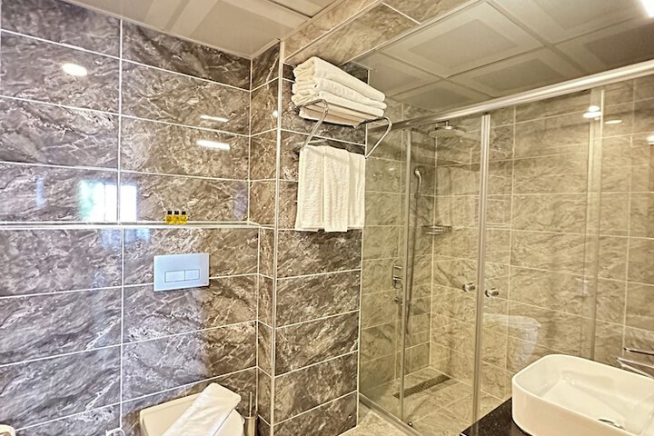 Room 20 of 102