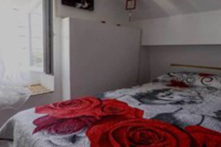 Room 9 of 16