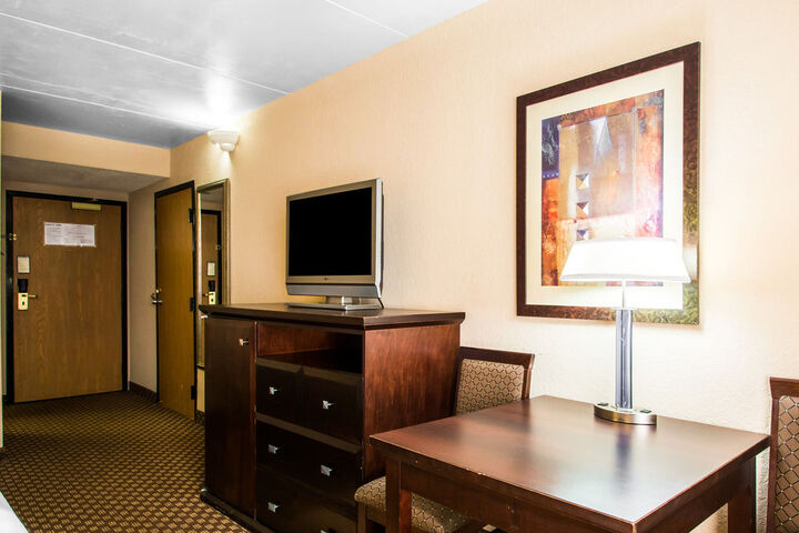 Hotel Suite Photo