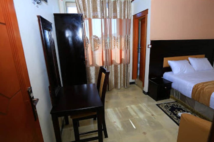Room 4 of 9