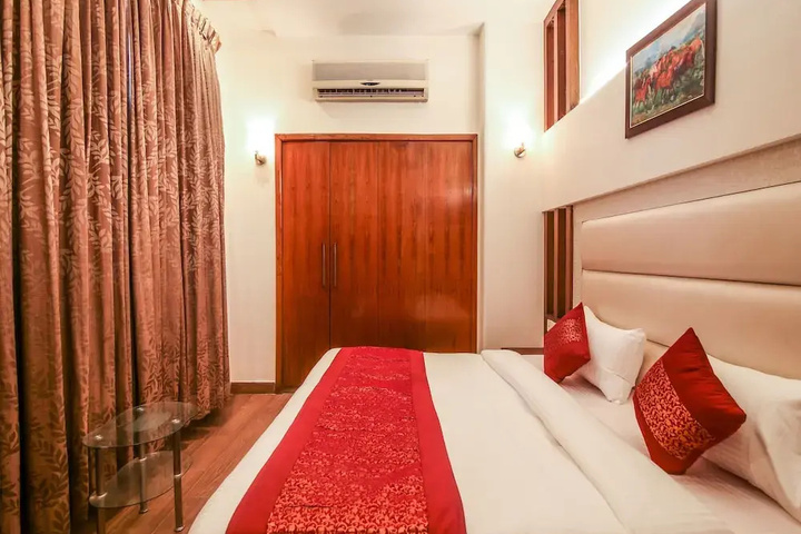 Room 4 of 9