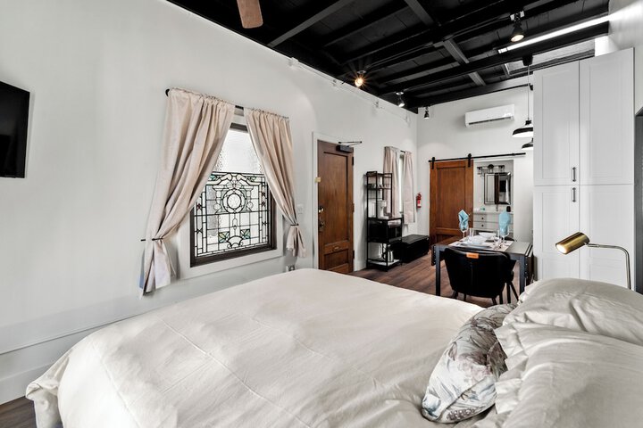 Room 33 of 191