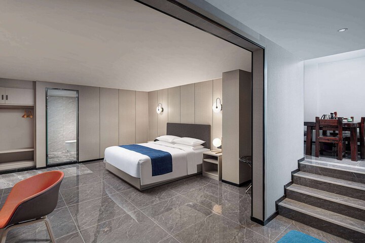Room 8 of 14