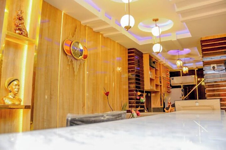 Lounge 36 of 41