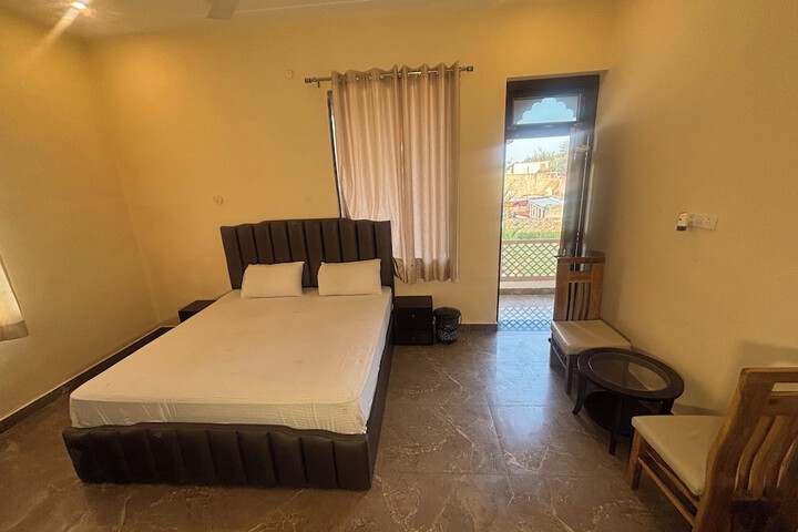 Room 2 of 73