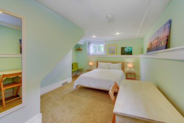 Room 6 of 22