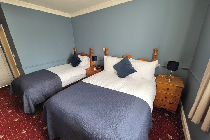 Room 4 of 8