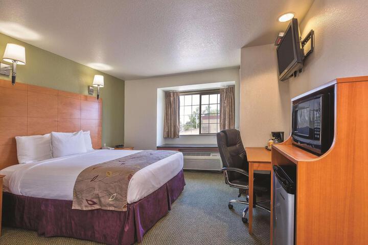 1 Queen Bed (5 of 7)