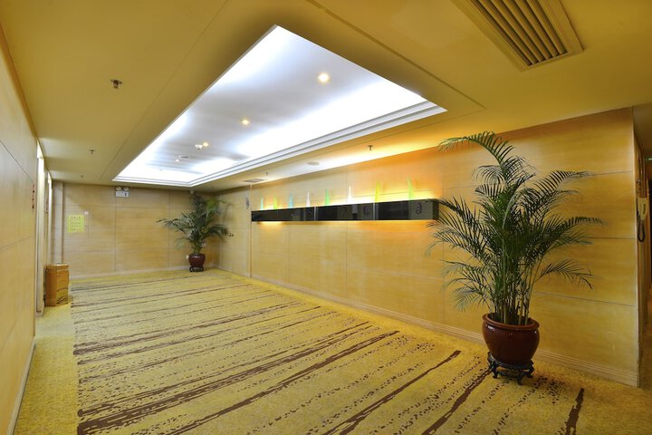 Ballroom/Hall 39 of 47