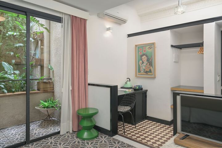 Room 42 of 79