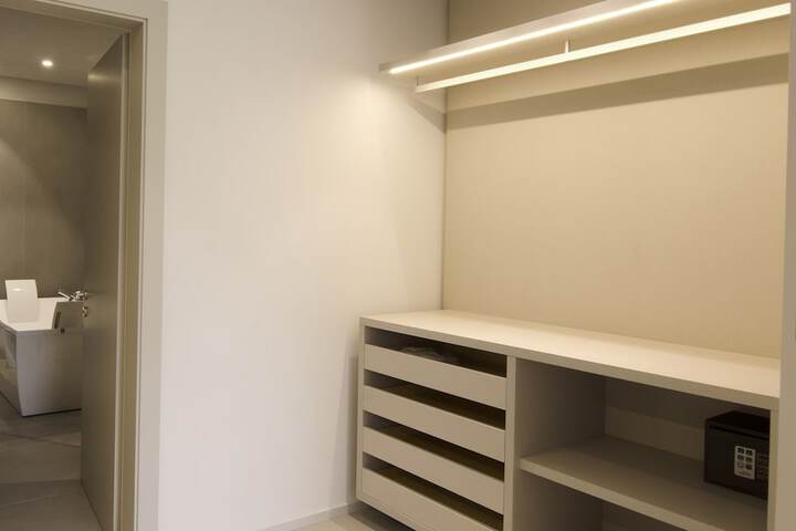 Room 11 of 37