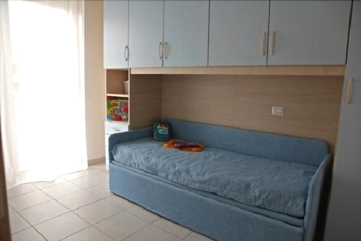 Room 4 of 16