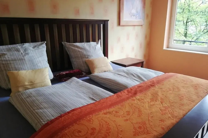 Room 4 of 10