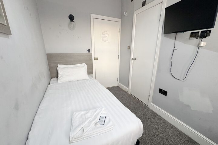 Room 33 of 85