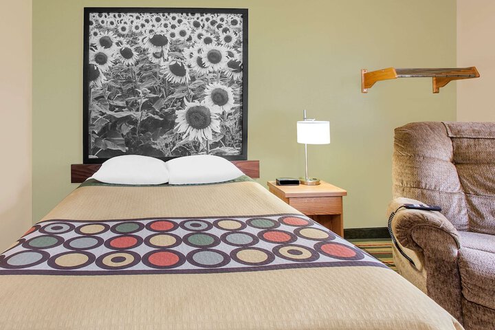 1 Queen Bed Mobility Accessible (3 of 11)